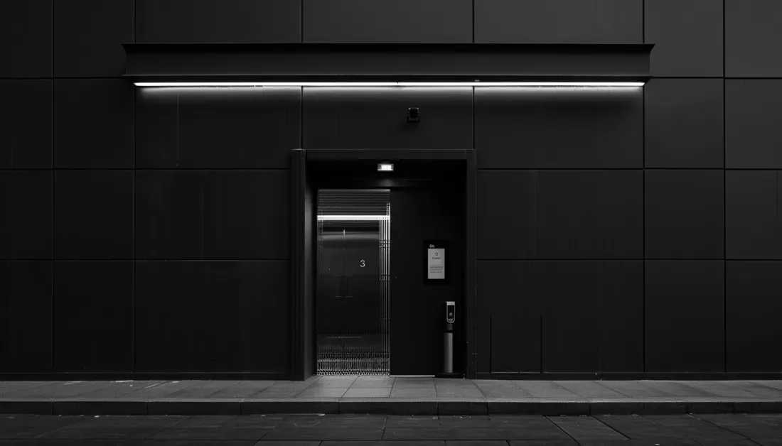 Une porte avec un système de sécurité